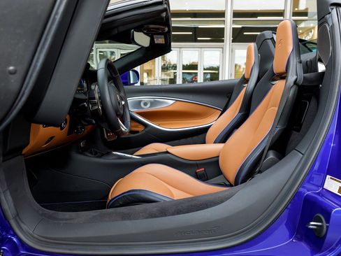 Used 2025 McLaren Artura image 36
