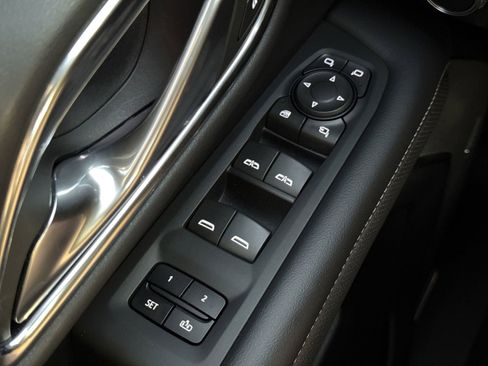 Used 2022 GMC Yukon XL SLT w/ SLT Premium Package image 15