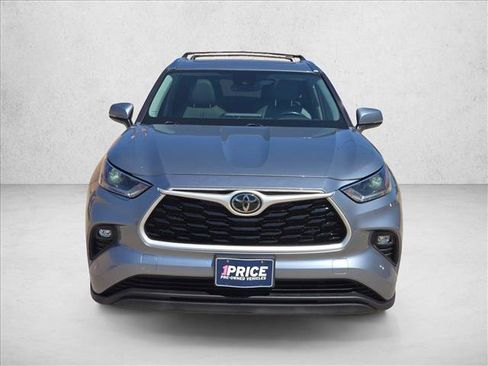 Used 2021 Toyota Highlander XLE FWD image 2