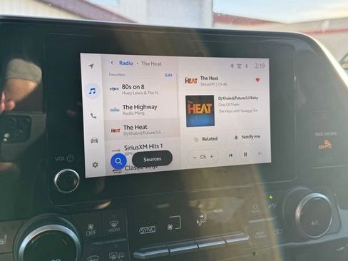 Used 2023 Toyota Highlander XLE AWD/4WD image 3