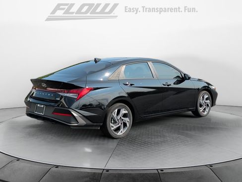 Used 2025 Hyundai Elantra SEL FWD image 7