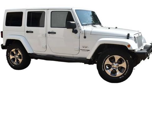 Used 2018 Jeep Wrangler Unlimited Sahara w/ Connectivity Group AWD/4WD image 2