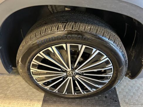 Certified 2025 Volkswagen Taos SE FWD image 9