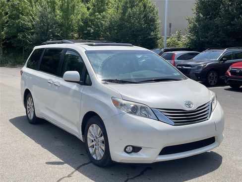 Used 2015 Toyota Sienna XLE w/ XLE Navigation Package AWD/4WD image 4