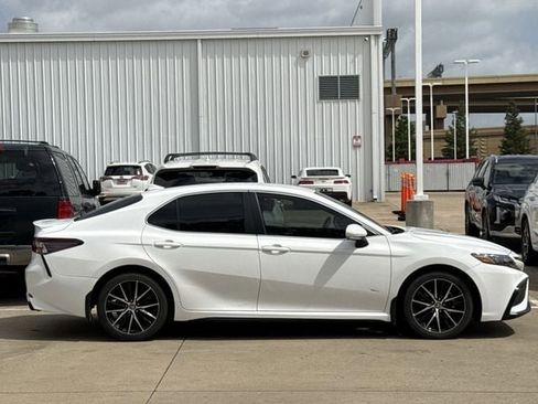 Used 2023 Toyota Camry SE FWD image 3