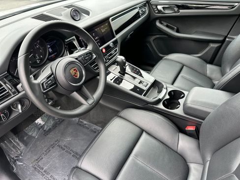 Certified 2024 Porsche Macan AWD/4WD image 4