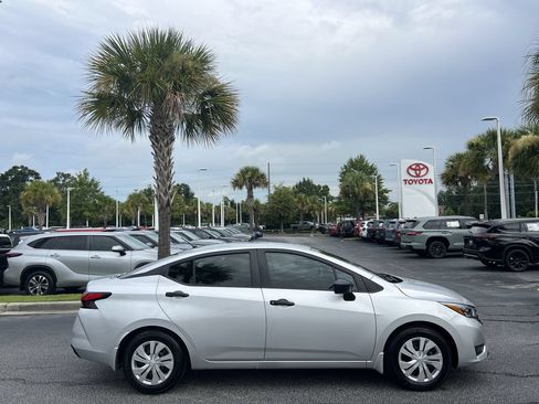 Used 2025 Nissan Versa S FWD image 11