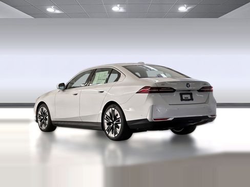 Used 2026 BMW i5 eDrive40 w/ Premium Package image 3