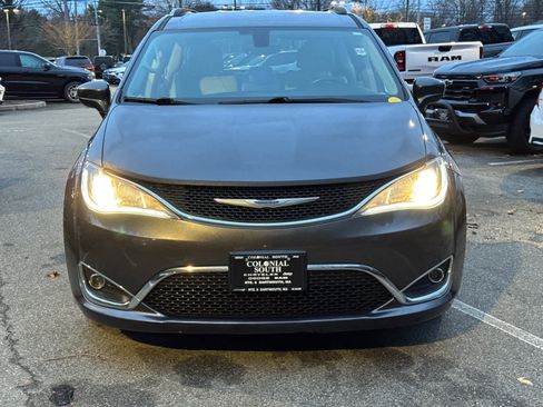 Used 2019 Chrysler Pacifica Touring-L image 39