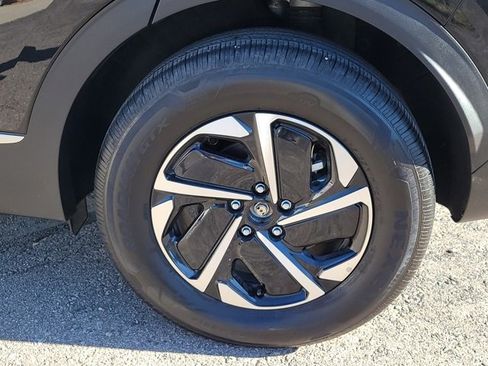 Certified 2025 Kia Sportage LX image 17