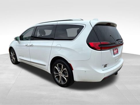 Used 2022 Chrysler Pacifica Pinnacle AWD/4WD image 3