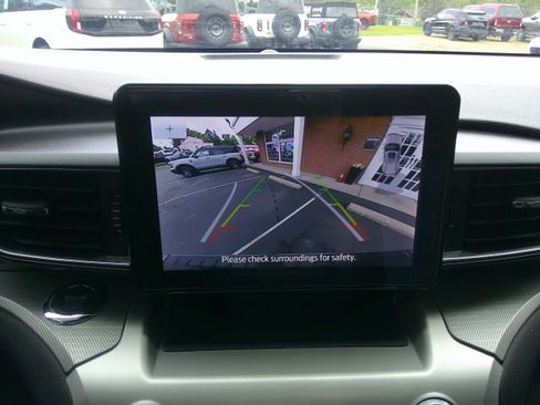 Used 2022 Ford Explorer XLT w/ Equipment Group 202A image 17