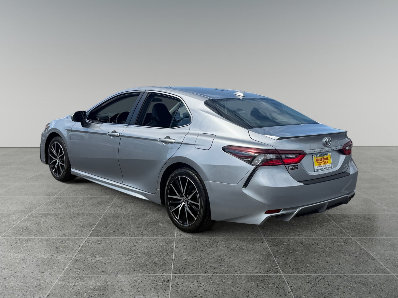 Used 2024 Toyota Camry SE FWD image 3