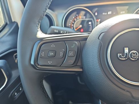 Used 2023 Jeep Gladiator Willys image 21