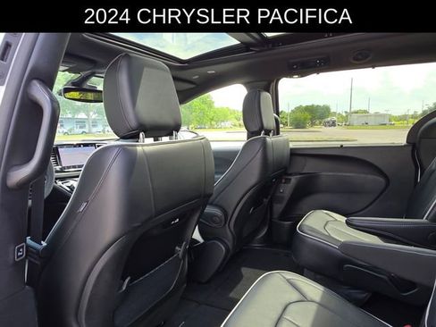 Used 2024 Chrysler Pacifica Limited w/ S Appearance Package image 21