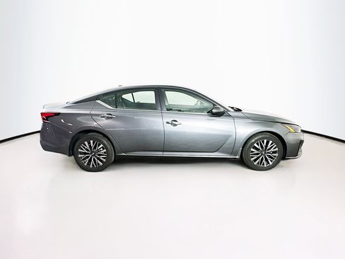 Used 2023 Nissan Altima 2.5 SV w/ SV Premium Package AWD/4WD image 10