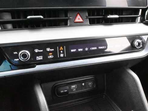 Used 2025 Kia Sportage EX FWD image 22