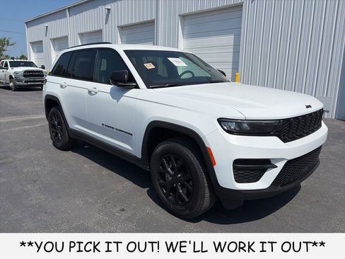 Used 2025 Jeep Grand Cherokee Altitude AWD/4WD image 1