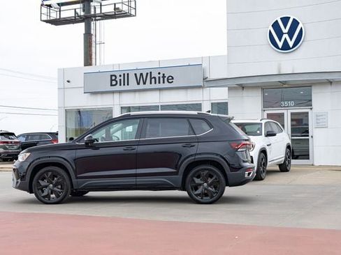 New 2026 Volkswagen Taos SE FWD image 3