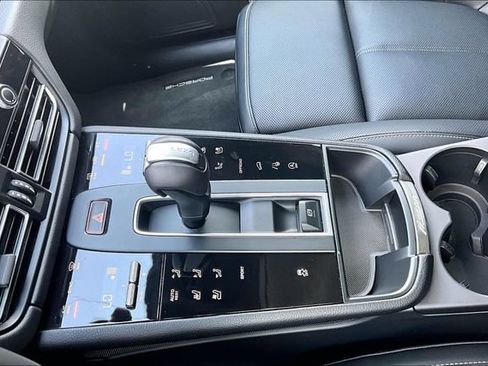 Used 2025 Porsche Macan AWD/4WD image 24