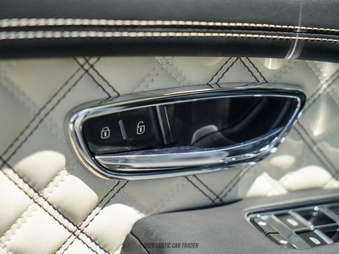 Used 2021 Bentley Bentayga AWD/4WD image 22