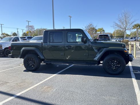 Used 2023 Jeep Gladiator Sport image 15