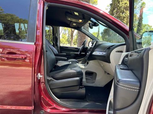 Used 2019 Dodge Grand Caravan SXT image 21