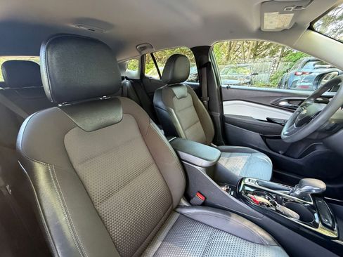 Used 2025 Chevrolet Trax LT FWD image 34