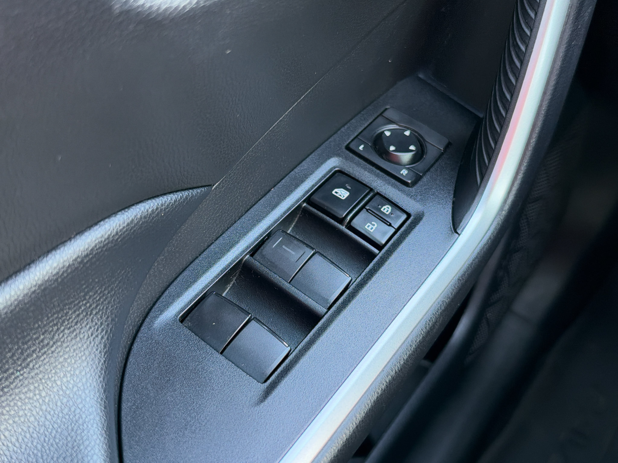Used 2021 Toyota RAV4 XLE w/ Convenience Package FWD image 28