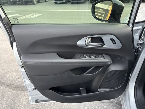 New 2026 Chrysler Pacifica Limited image 8