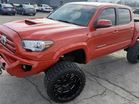 Used 2017 Toyota Tacoma TRD Sport w/ Tow Package (A/T) image 3