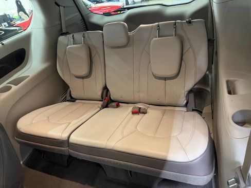 Used 2017 Chrysler Pacifica Touring-L Plus w/ Advanced Safetytec Group FWD image 13