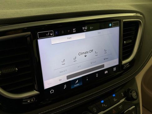 Used 2024 Chrysler Pacifica Limited image 27