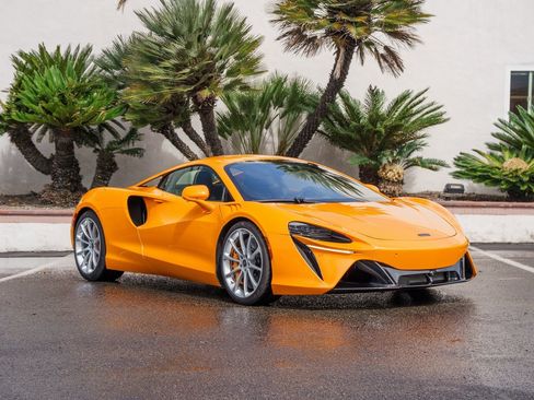 Used 2025 McLaren Artura image 21