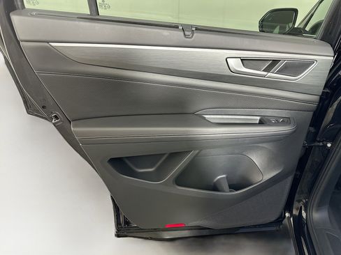 Used 2025 Volkswagen Atlas Cross Sport SE image 25