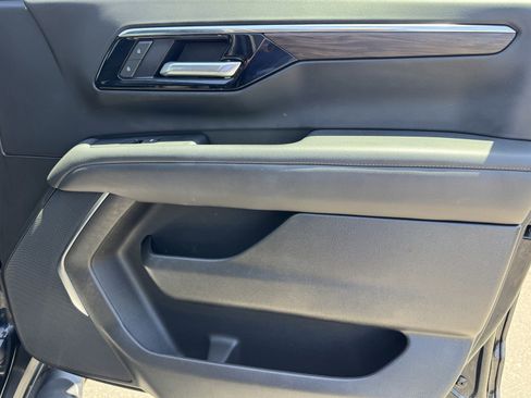 Used 2025 Chevrolet Suburban Z71 AWD/4WD image 9