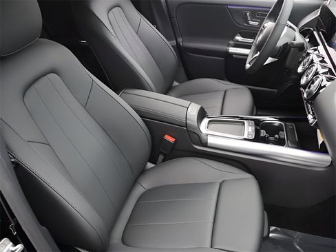 New 2025 Mercedes-Benz GLA 250 4MATIC image 17