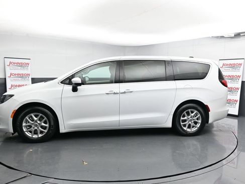 Used 2022 Chrysler Voyager LX image 5