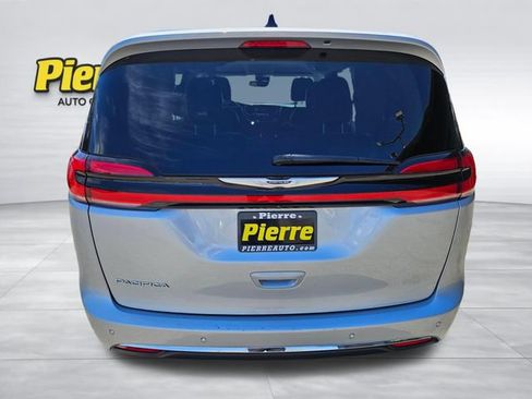 Used 2024 Chrysler Pacifica Touring-L FWD image 4