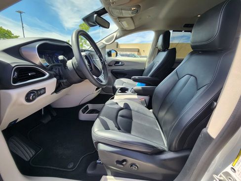 Used 2024 Chrysler Pacifica Touring-L FWD image 12