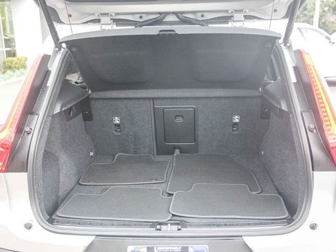 Used 2025 Volvo XC40 B5 Plus image 23