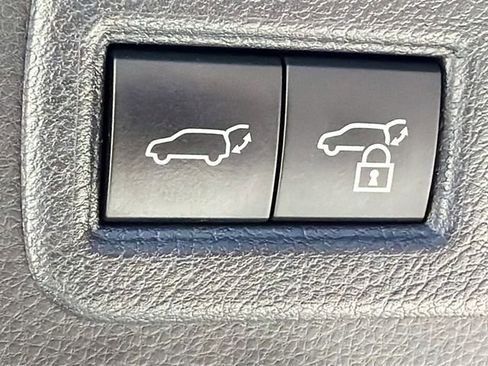 Used 2023 Toyota Venza XLE image 13