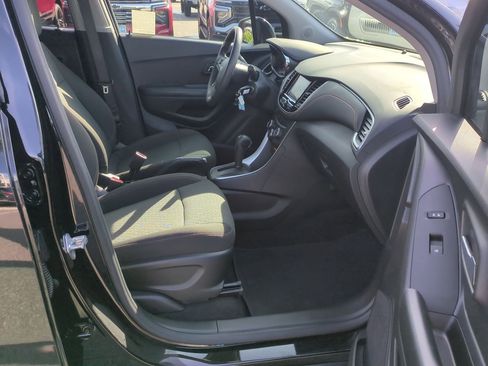 Used 2022 Chevrolet Trax LS w/ Tint and Cruise Package image 24