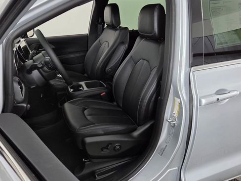 New 2026 Chrysler Pacifica Select FWD image 15