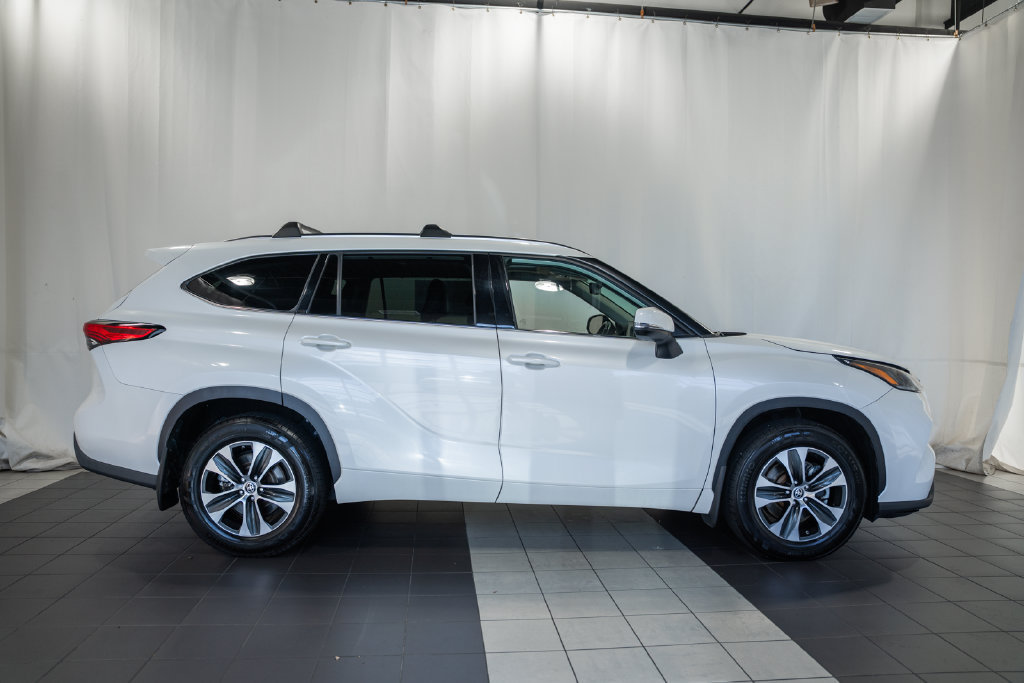Used 2021 Toyota Highlander XLE AWD/4WD image 3