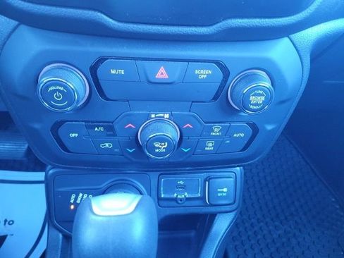 Used 2018 Jeep Renegade Latitude w/ Cold Weather Group image 32