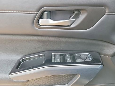 Used 2025 Nissan Pathfinder SL image 12