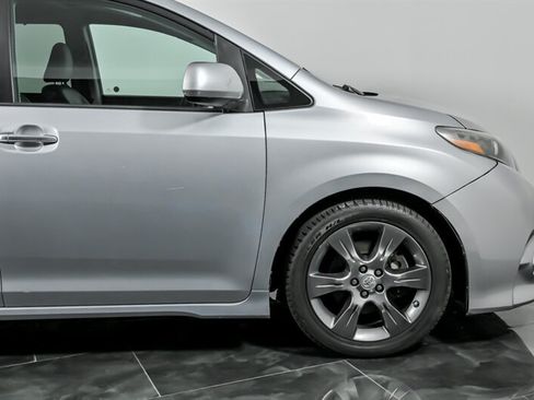 Used 2016 Toyota Sienna SE w/ SE Preferred Package FWD image 11