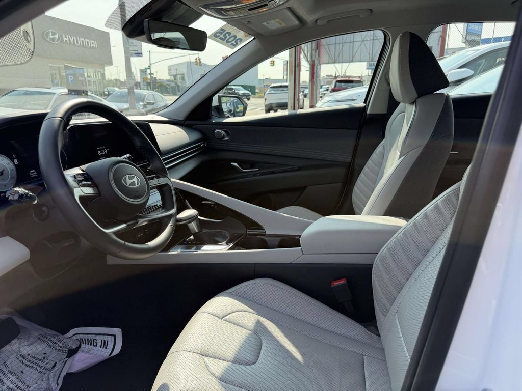 Certified 2025 Hyundai Elantra Limited FWD image 19
