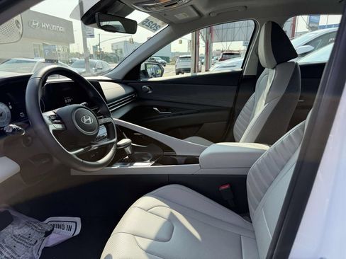 Certified 2025 Hyundai Elantra Limited FWD image 19